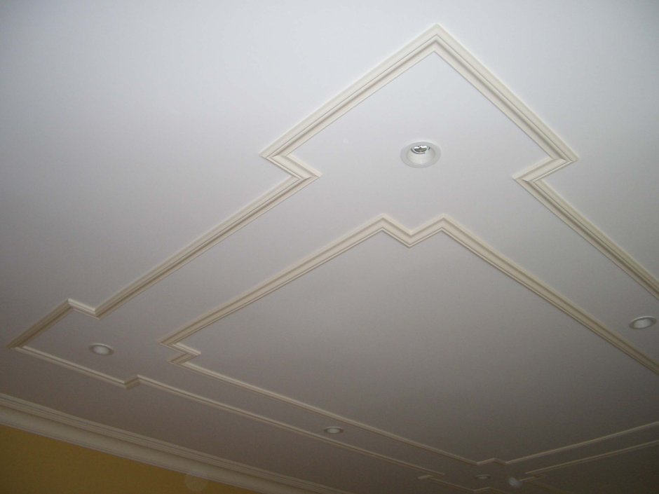 Узор из молдингов на потолке