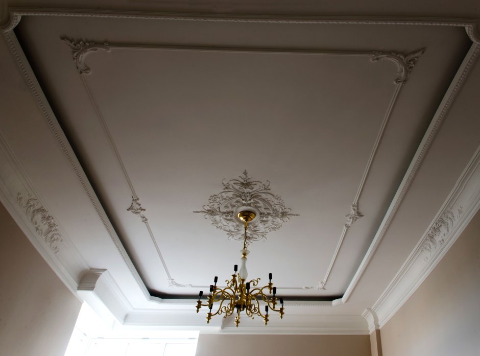 Классический потолок с лепниной