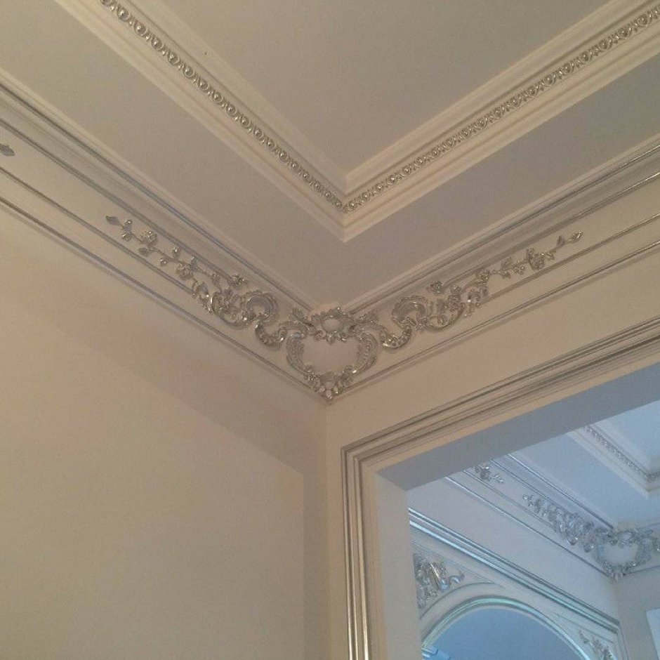 Потолочные карнизы из гипса