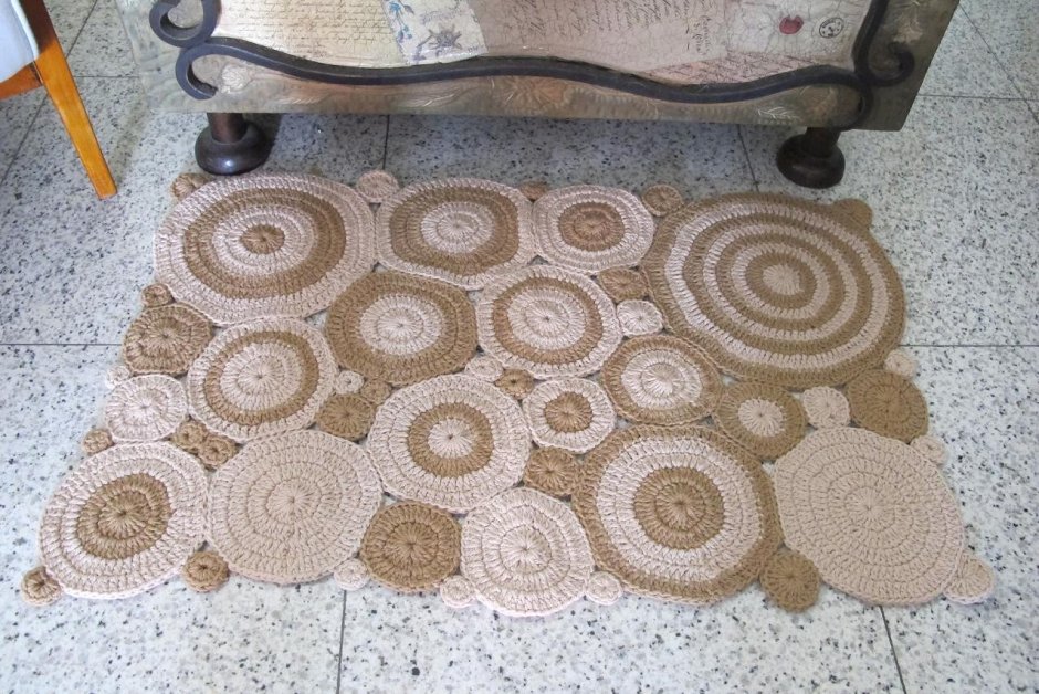 Коврик из вязаного жгута