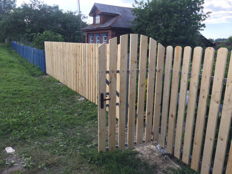 Калитка из штакетника деревянного
