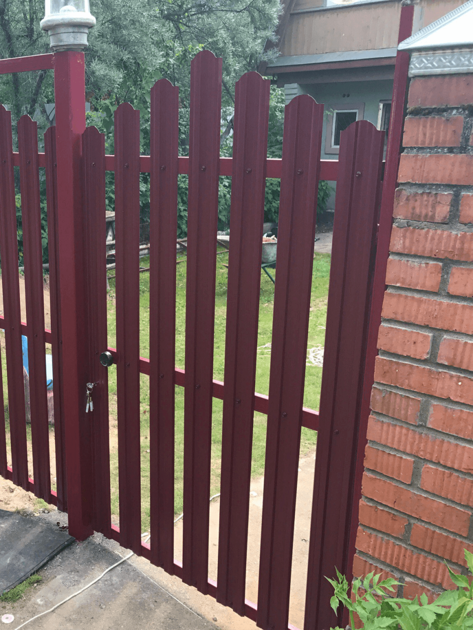 Забор из евроштакетника ворота и калитка из профнастила