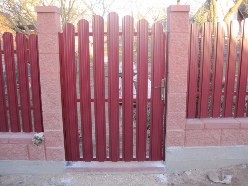 Калитка из штакетника металлического