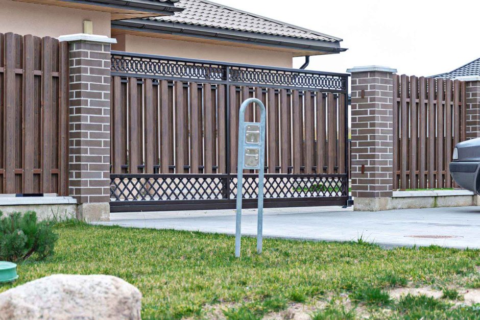 Красивый забор из штакетника металлического
