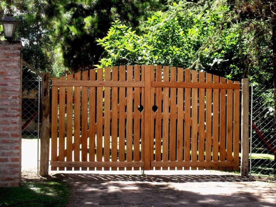 Деревянные ворота на дачу