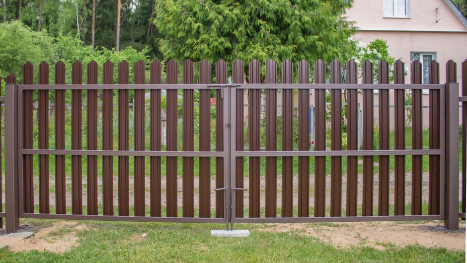 Ворота распашные 40/20 евроштакетник