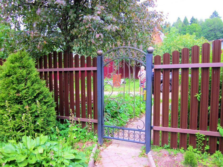 Калитка из штакетника с элементами ковки