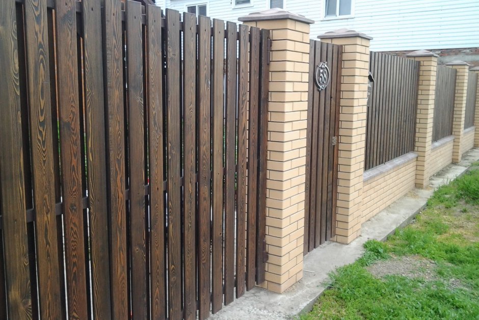 Забор из металла штакетника под дерево