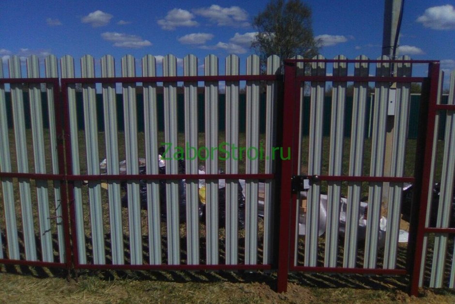 Забор из евроштакетника с воротами и калиткой