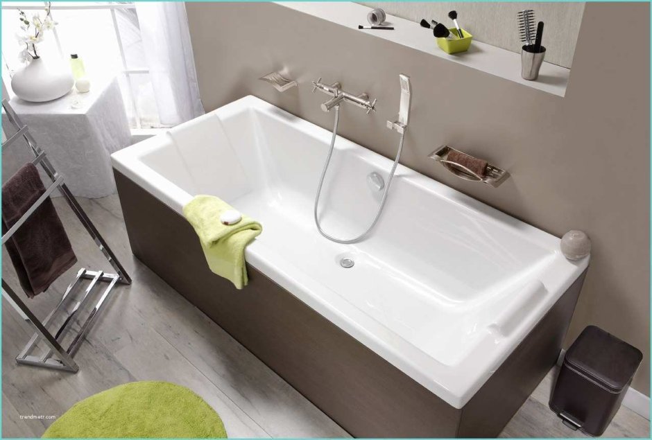 Девушка в ванной без лица