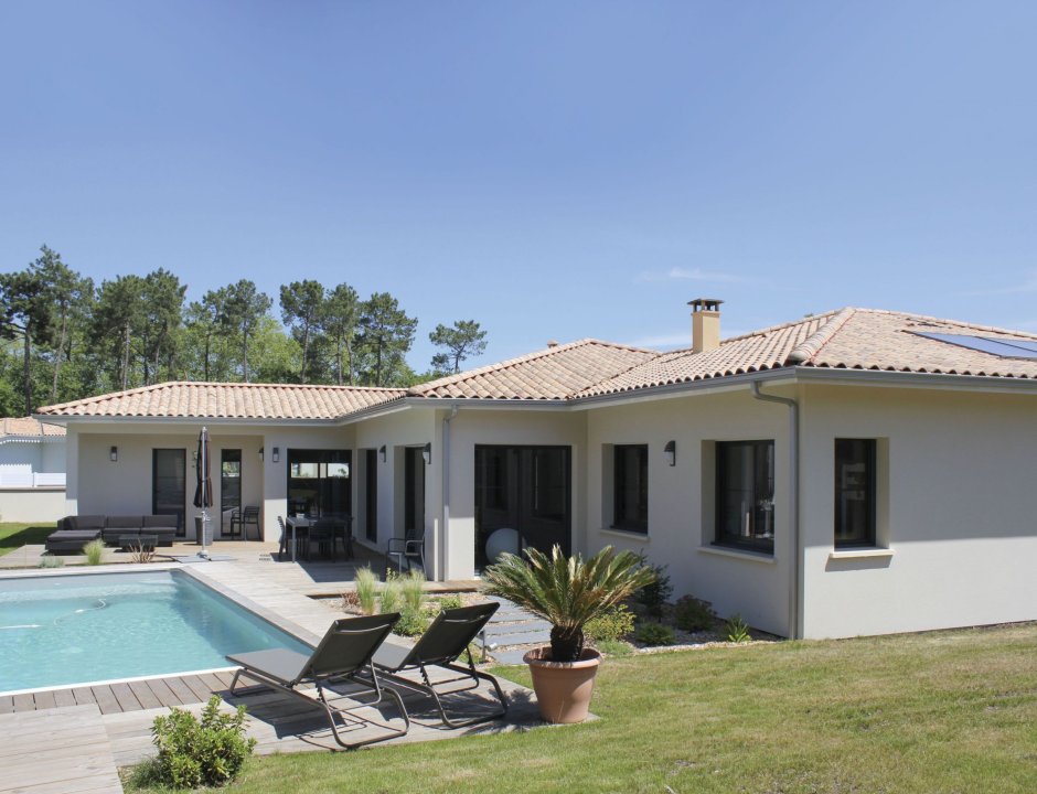 Белый одноэтажный дом в средиземноморском стиле