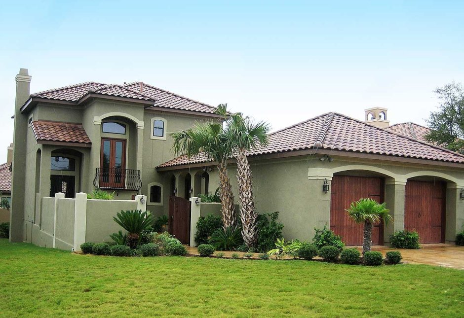 Дом с гаражом в средиземноморском стиле