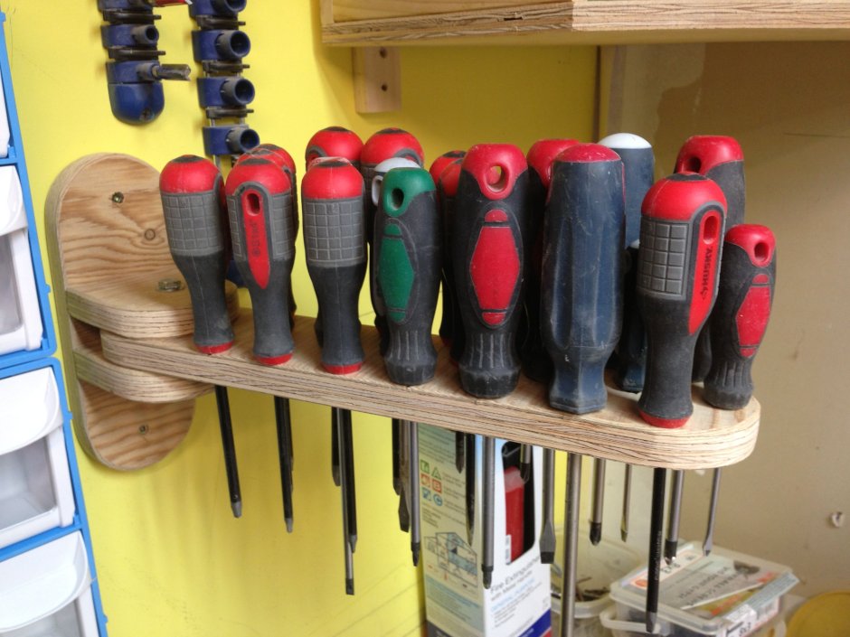 Верстак с инструментами в гараже