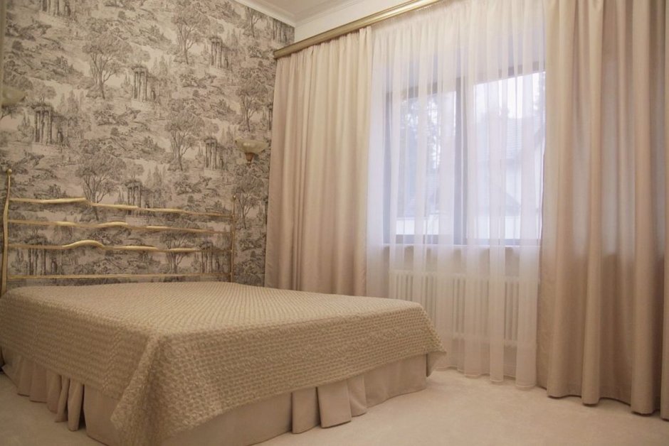Светлые шторы в спальн