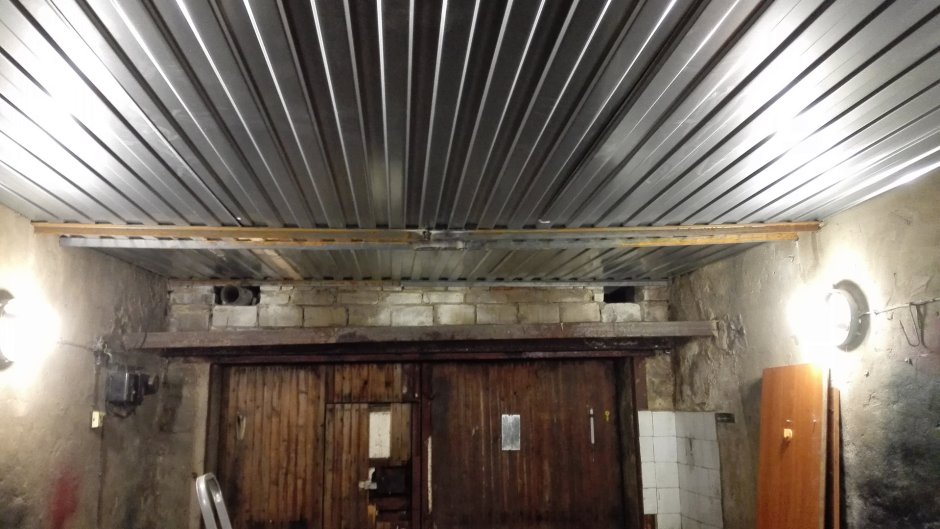 Профлист с10 на потолку в гараже