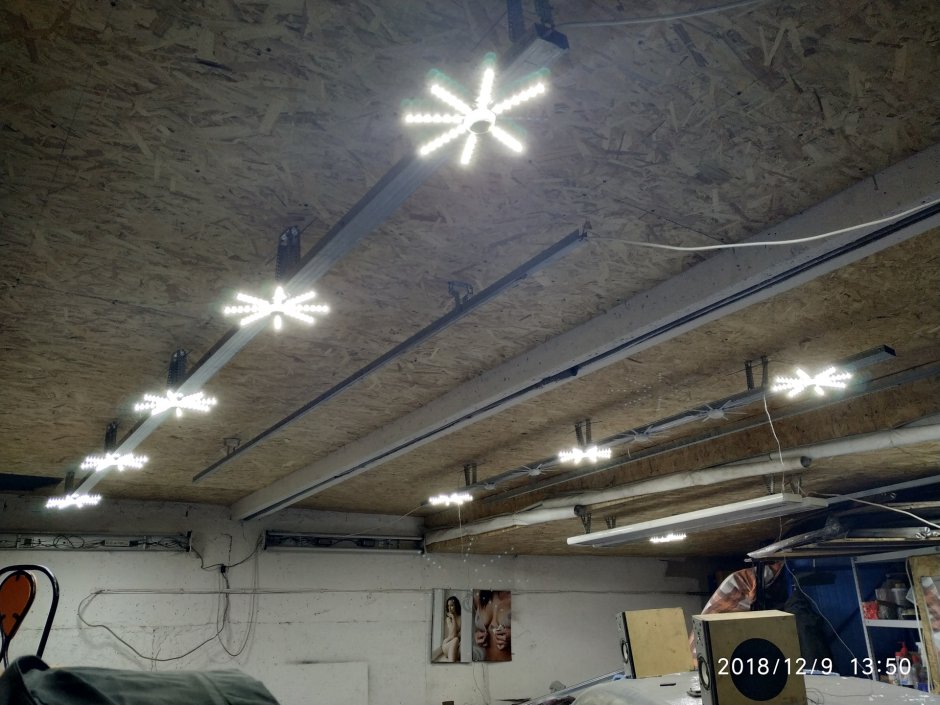 Черный потолок в гараже