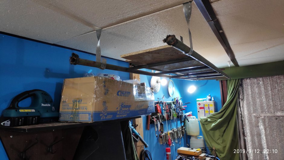 Натяжной потолок в гараже