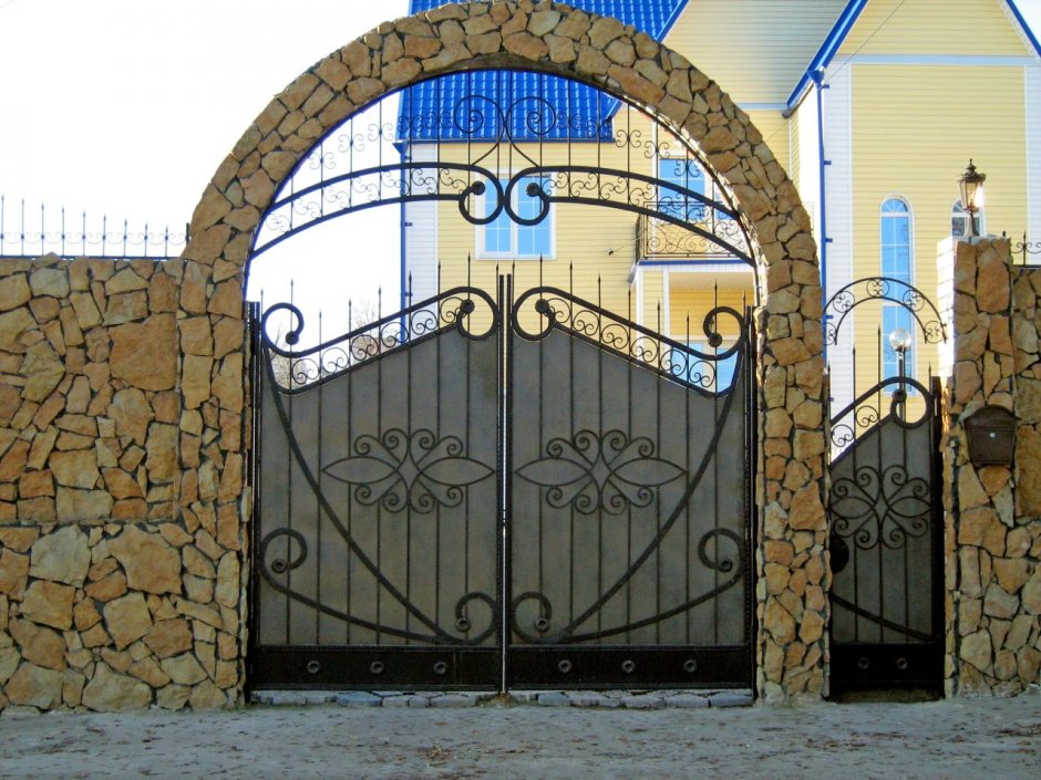 Арка над воротами