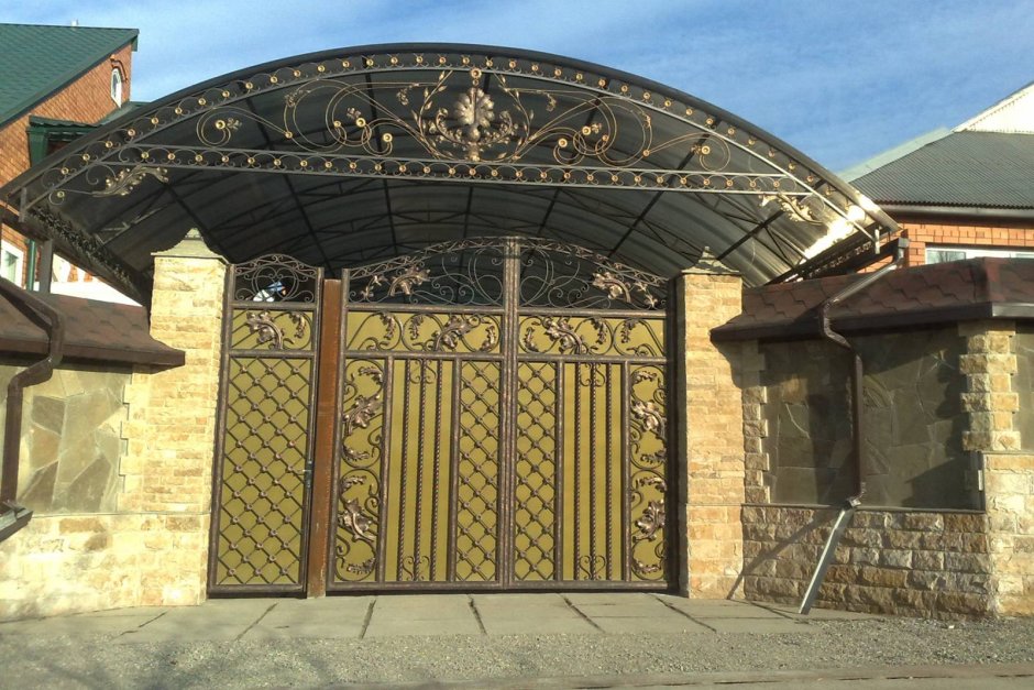 Красивые ворота и навес