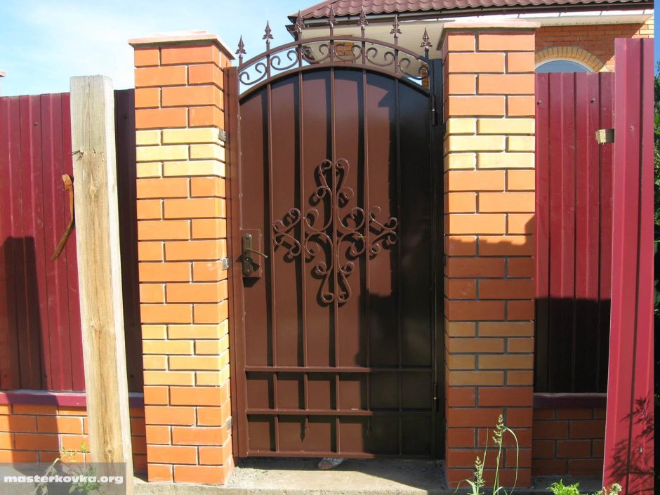 Арка над калиткой из металла
