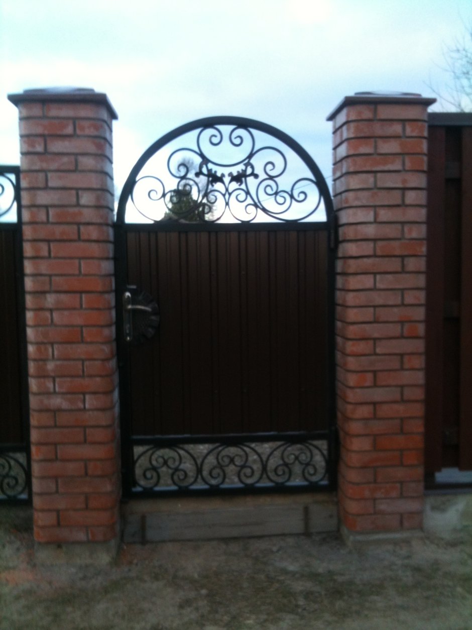 Кованная арка над калиткой
