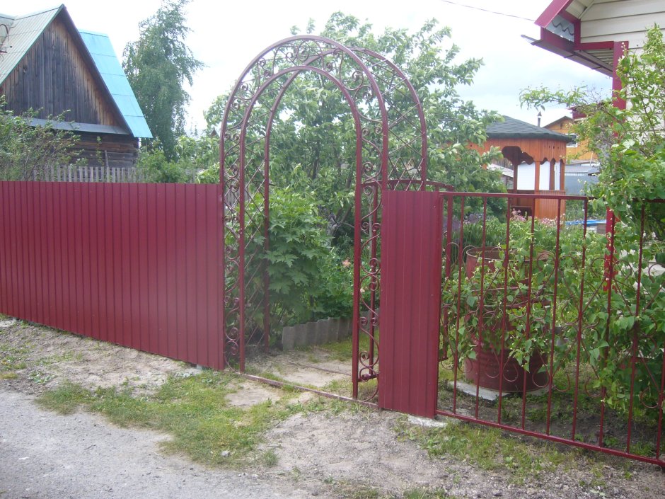 Металлическая арка над калиткой