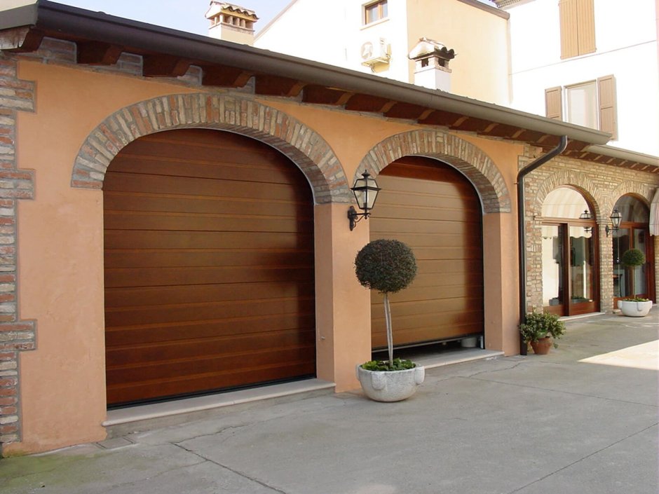 Кирпичные арки над воротами