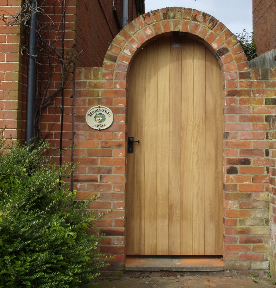 Арочные деревянные ворота