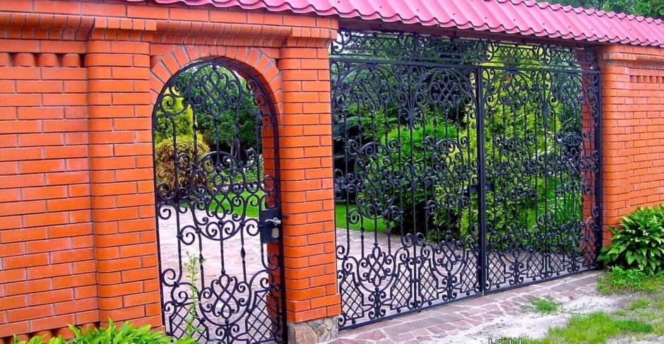 Кирпичные ворота с аркой