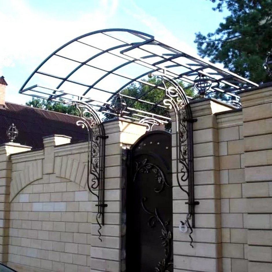 Кованый козырек над калиткой