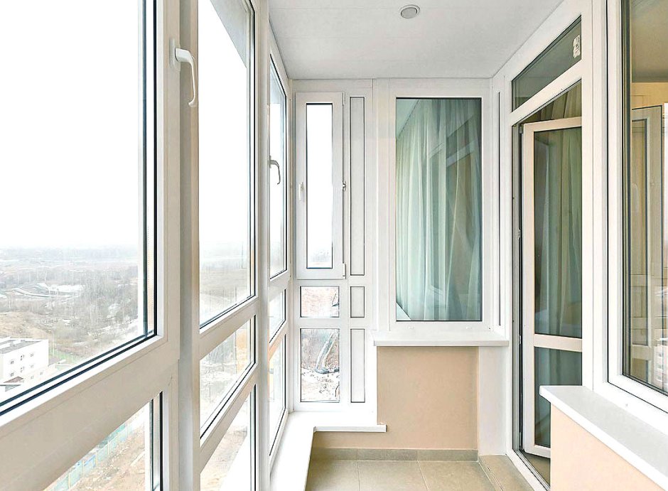 Французское остекление балкона Рехау