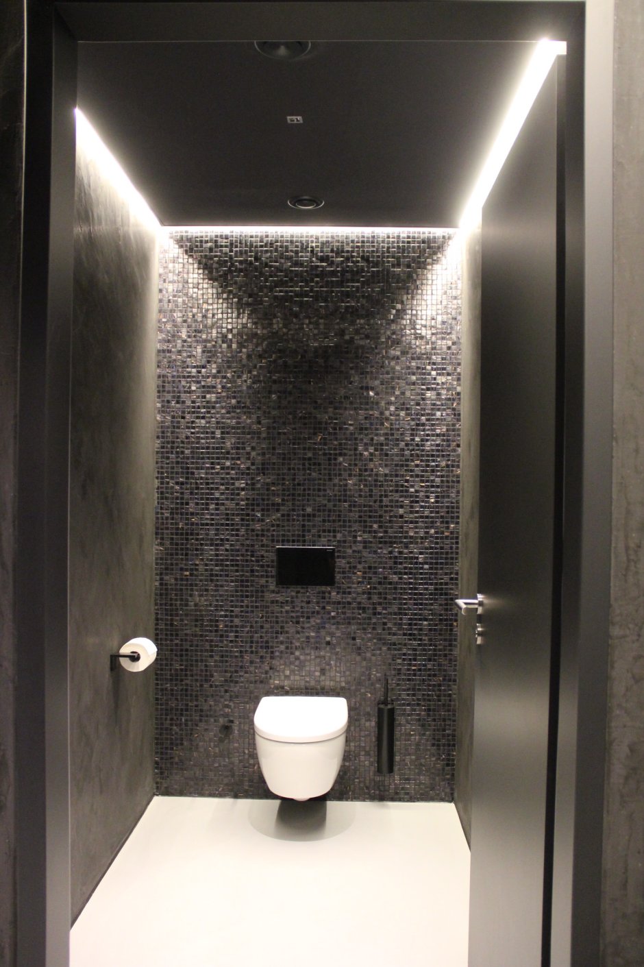 Черный туалет с подсветкой