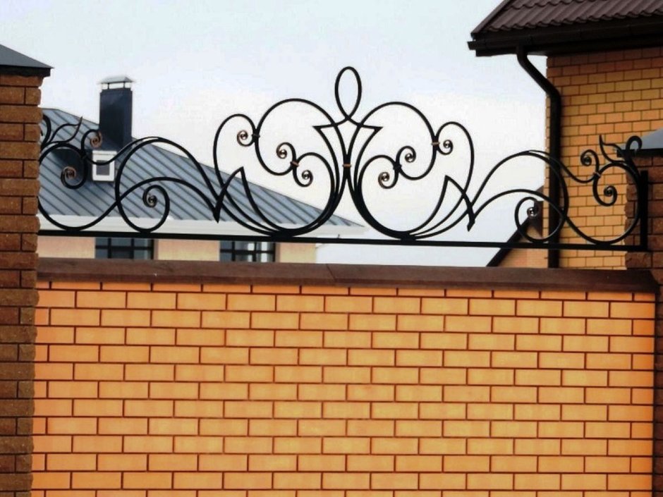 Кованое навершие на кирпичный забор