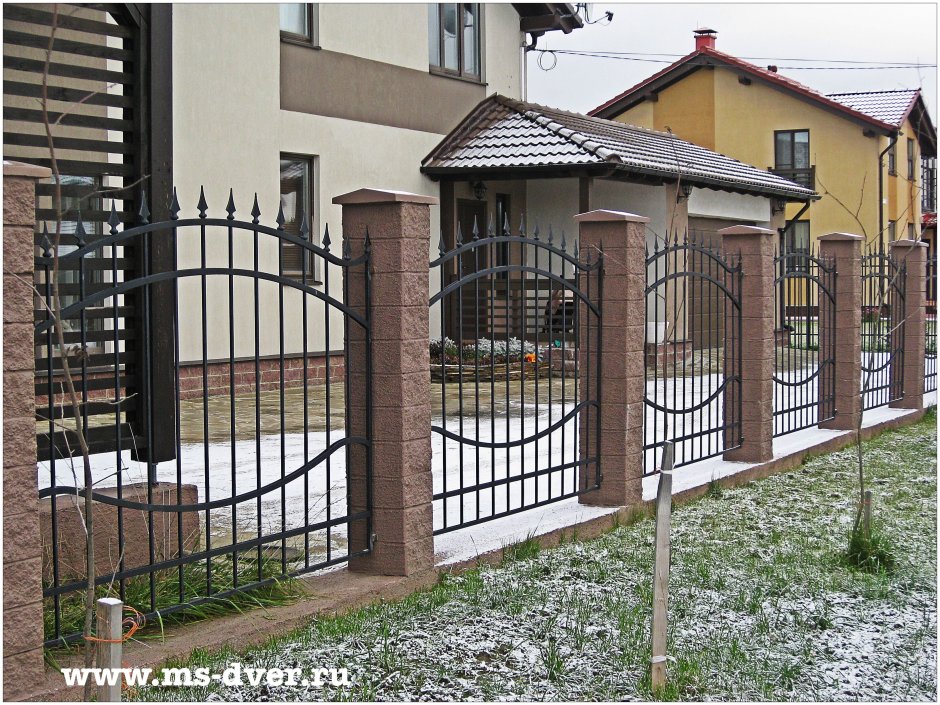 Кованый забор с кирпичными столбами