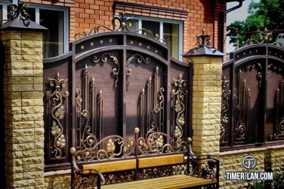 Кирпичный забор с ковкой
