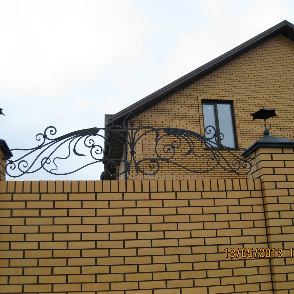 Ковка на кирпичном заборе