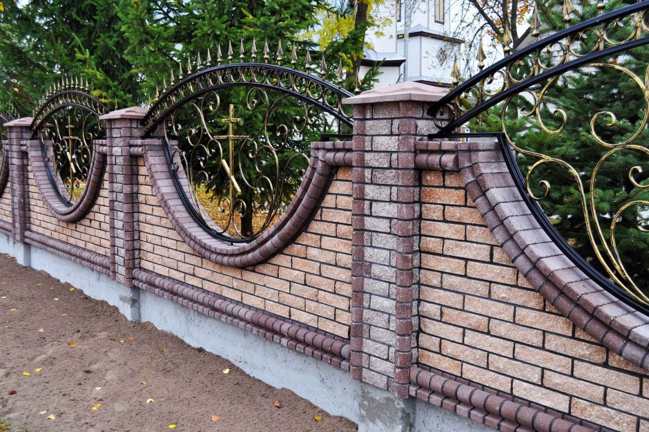 Кирпичный забор с ковкой