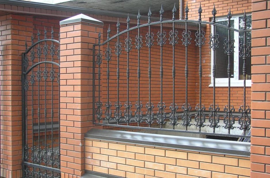Забор из кирпича с ковкой