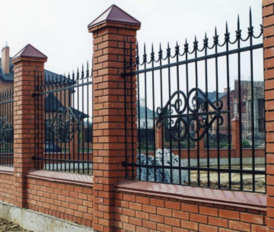 Кирпичные столбы и кованые