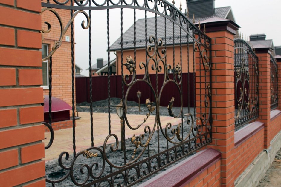 Забор с кованными элементами