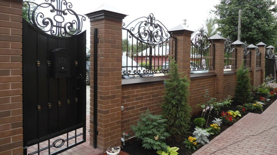 Кирпичный забор с ковкой