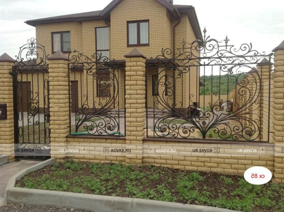 Кирпичный забор с ковкой