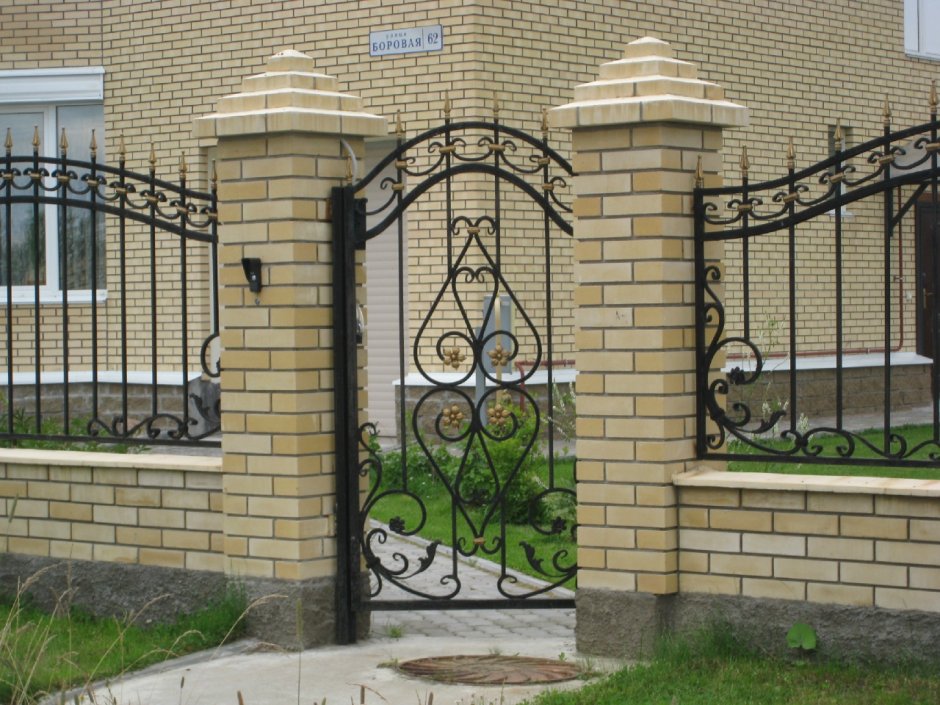 Кованый забор с кирпичными столбами и калиткой