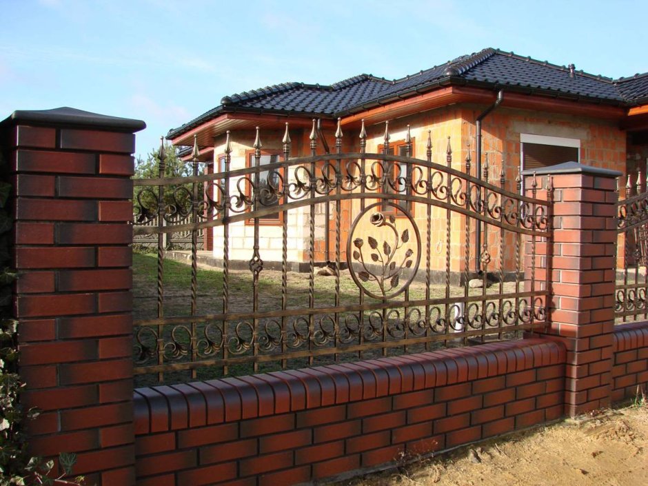 Кирпичный забор с ковкой