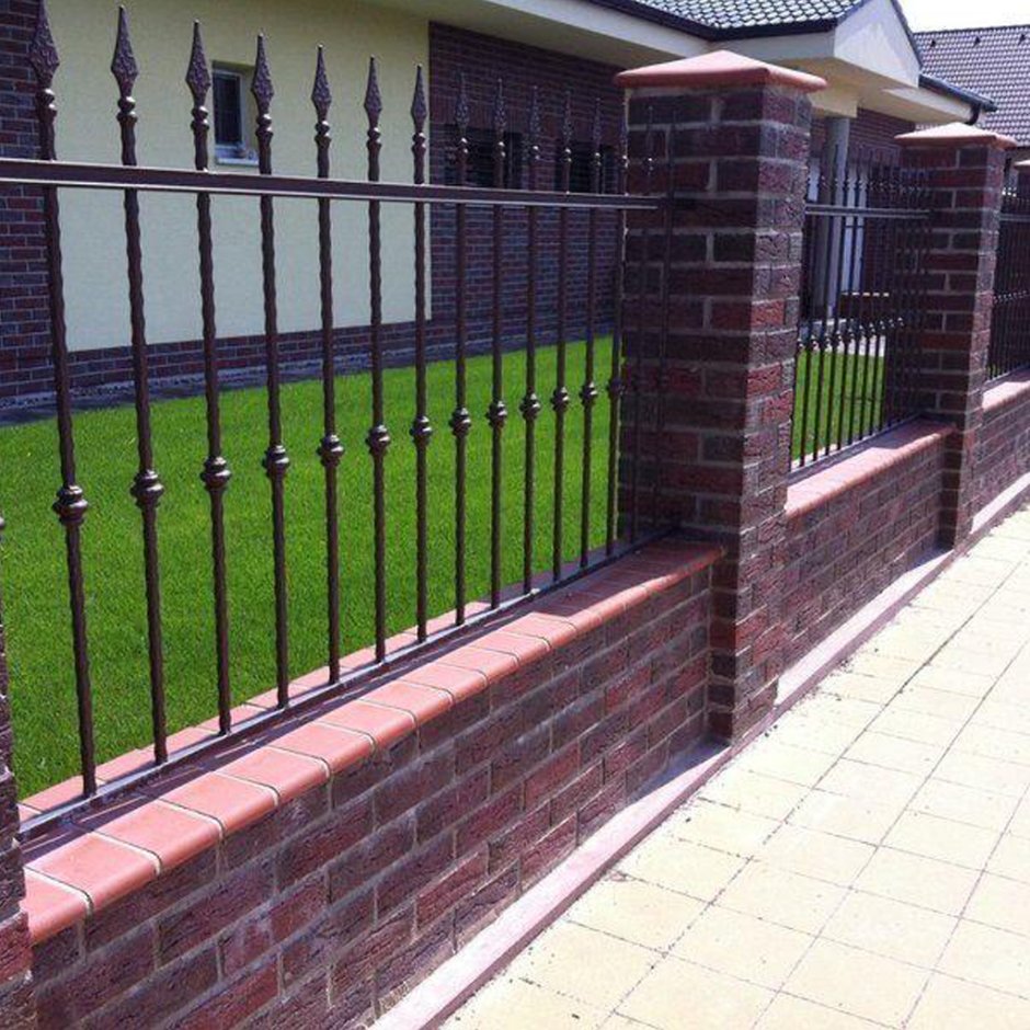 Заборы для частного дома с кирпичными столбами
