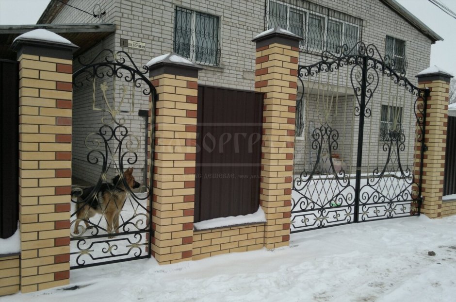 Ворота с кирпичными колоннами