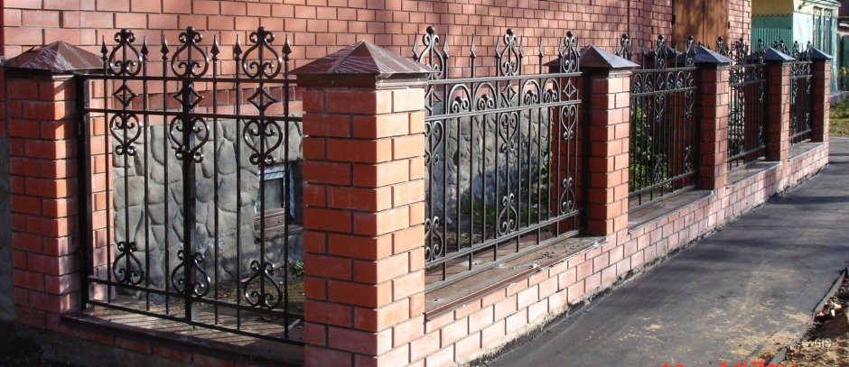 Кованый забор для палисадника с кирпичными столбами