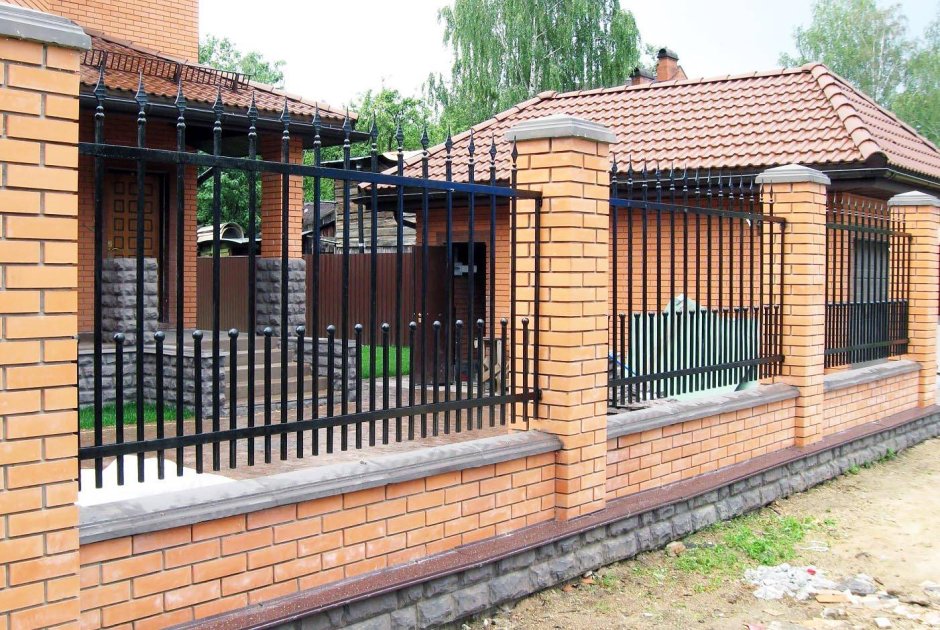 Забор с кирпичными столбами