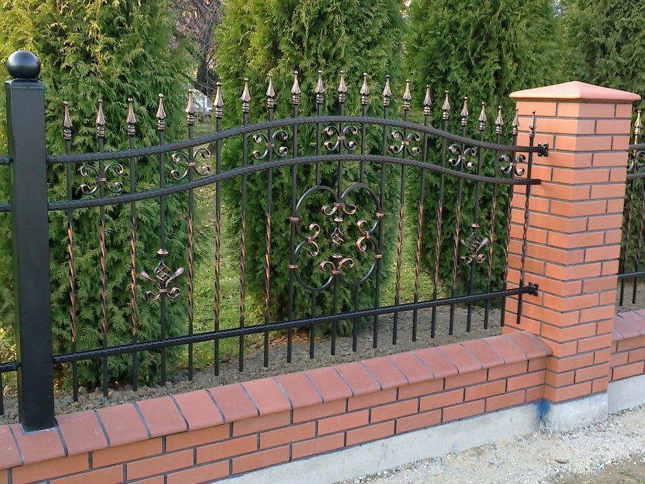 Кованый забор на металлических Столбах