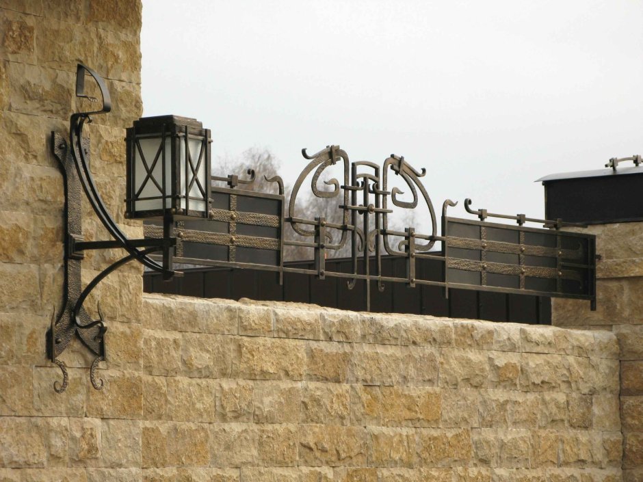 Кирпичный забор с ковкой